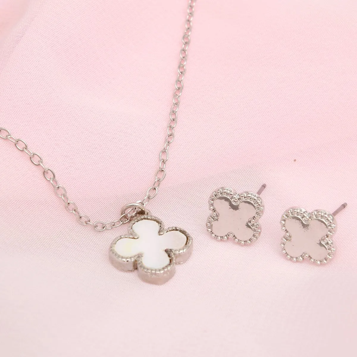 Pendant Vintage White Quatrefoil Silver Necklace